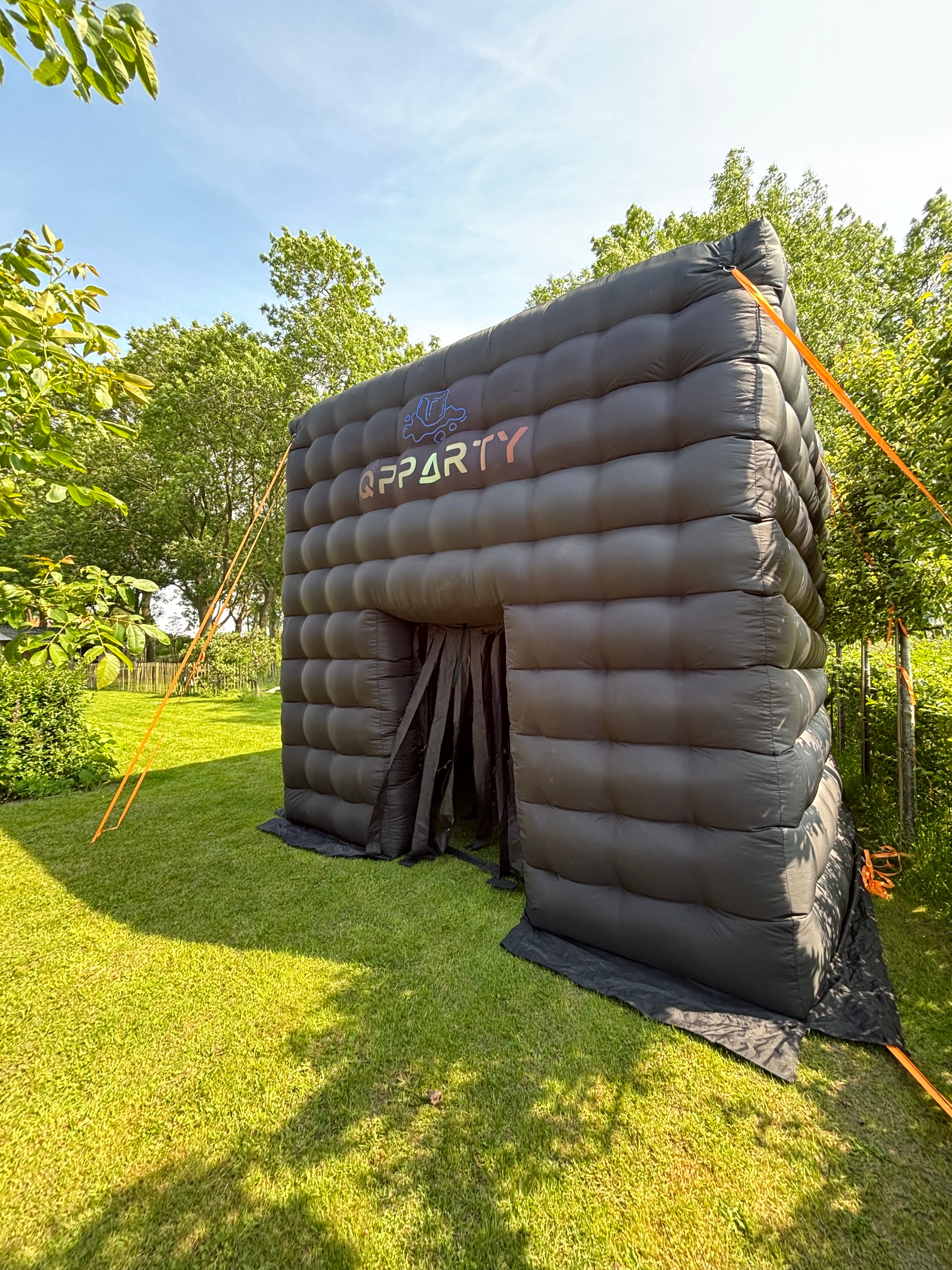 Zwarte opblaasbare tent van Qpparty buiten