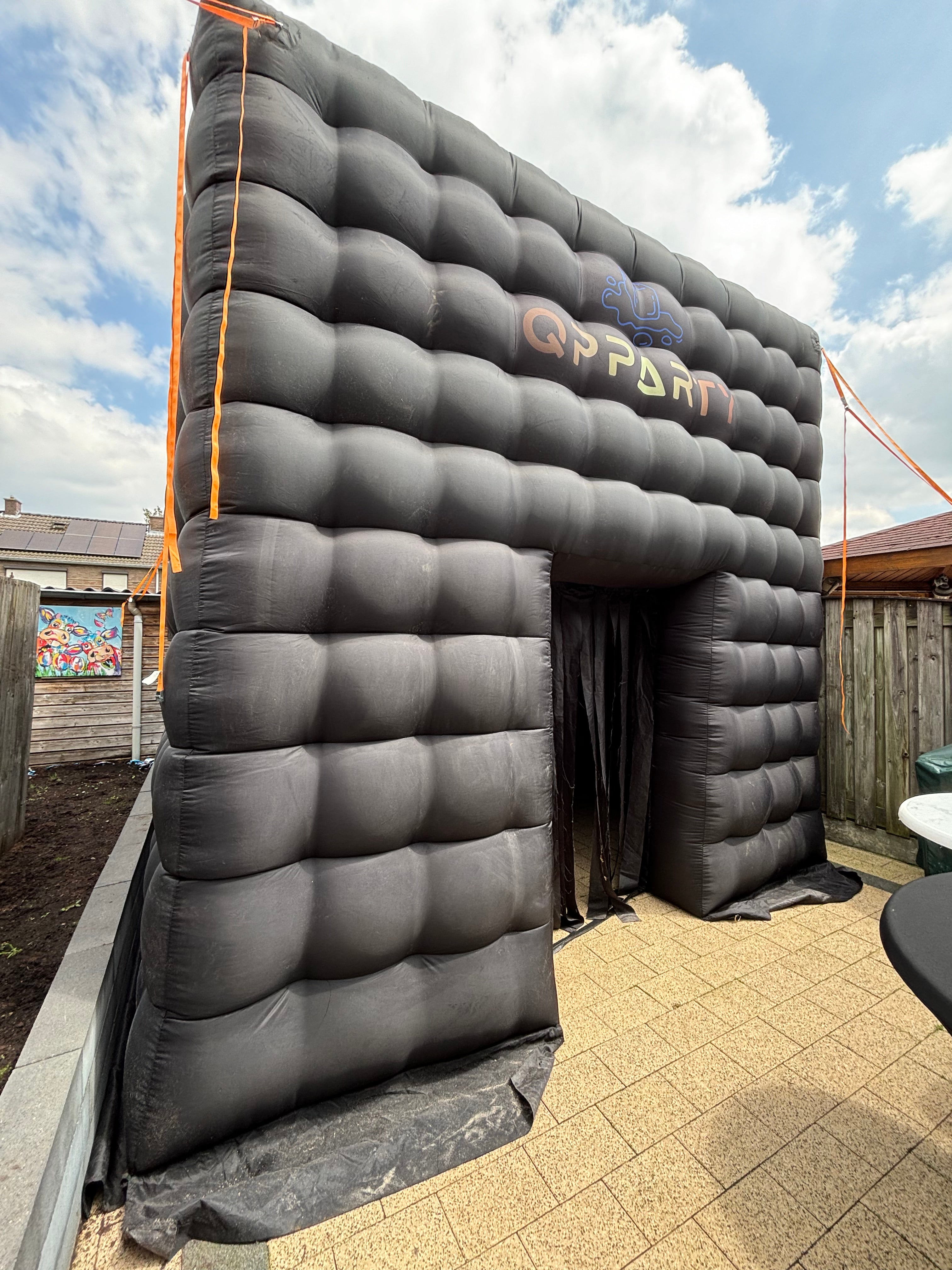 Opblaasbare tent van Qpparty bij een evenement buiten