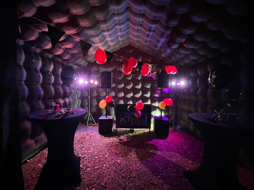 Opblaasbare tent van Qpparty ingericht voor een feest