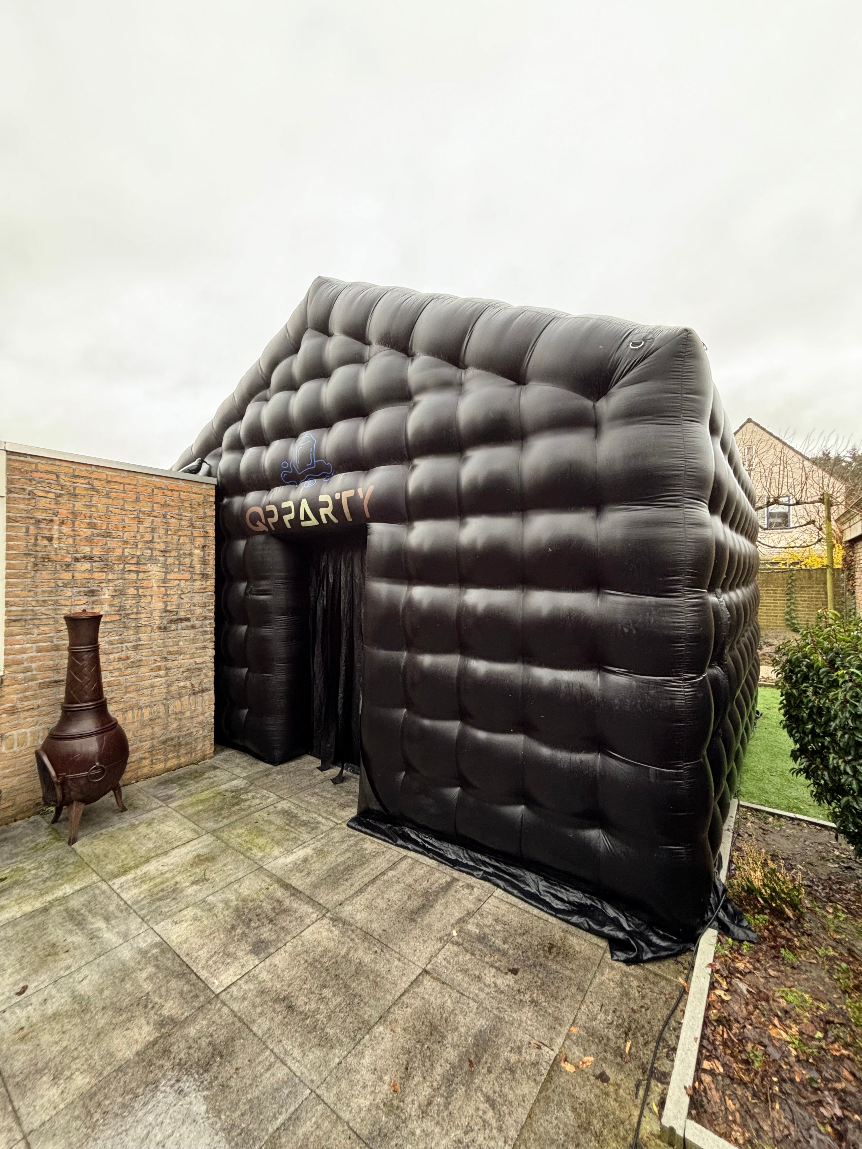 Opblaasbare tent van Qpparty opgesteld op een buitenlocatie