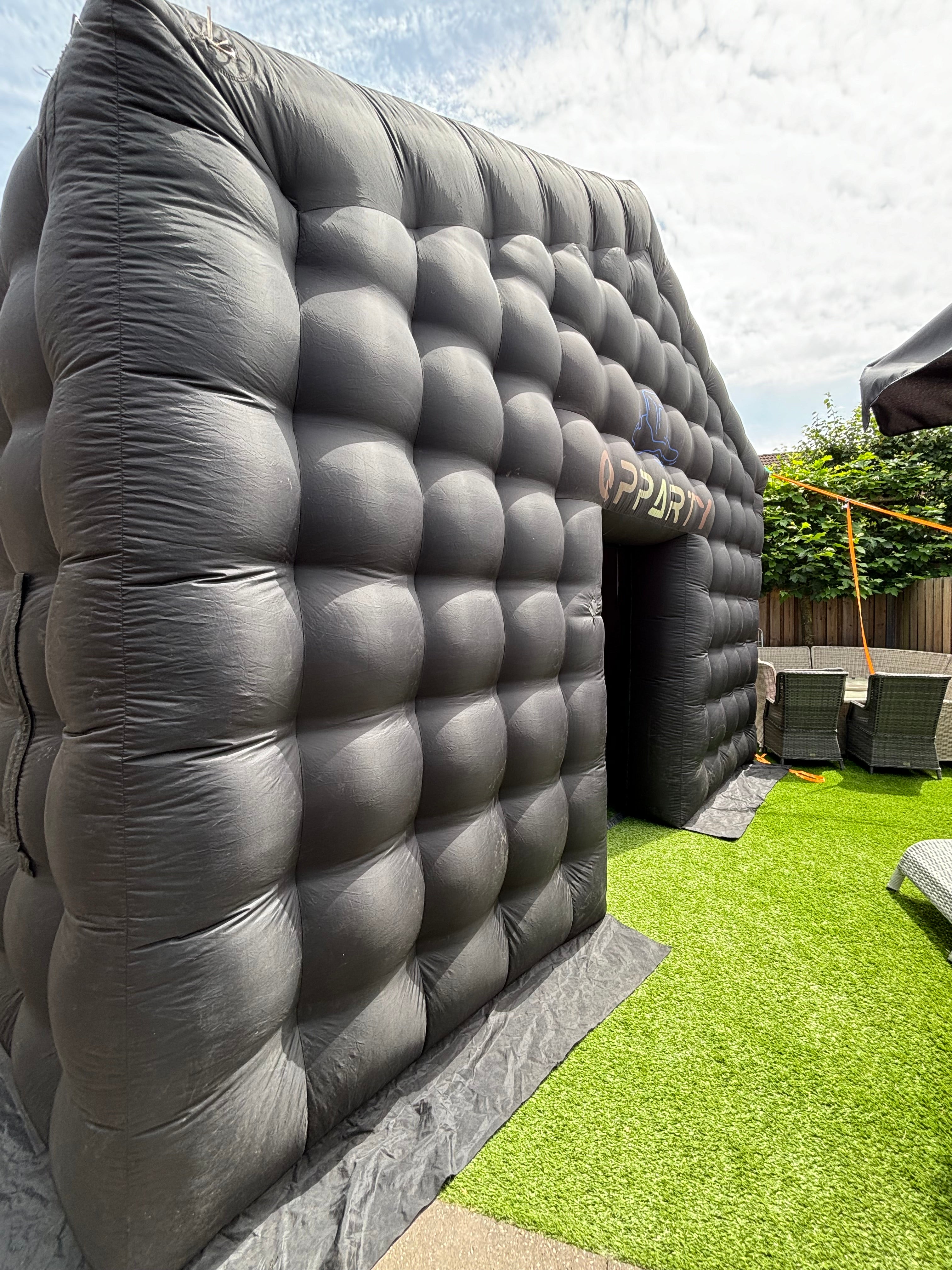 Opblaasbare tent van Qpparty op een grasveld