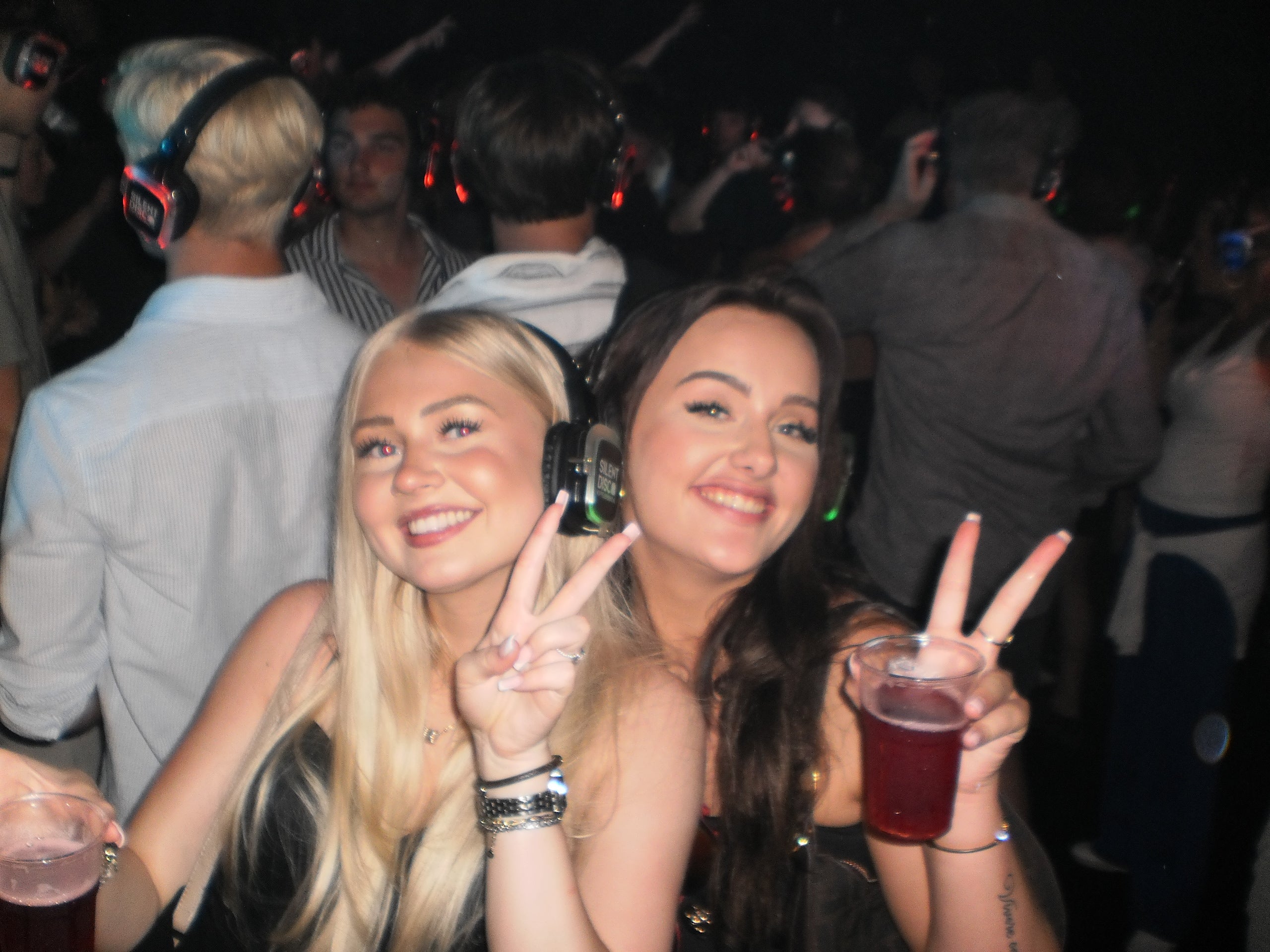 Mensen met koptelefoons tijdens een feest van Qpparty