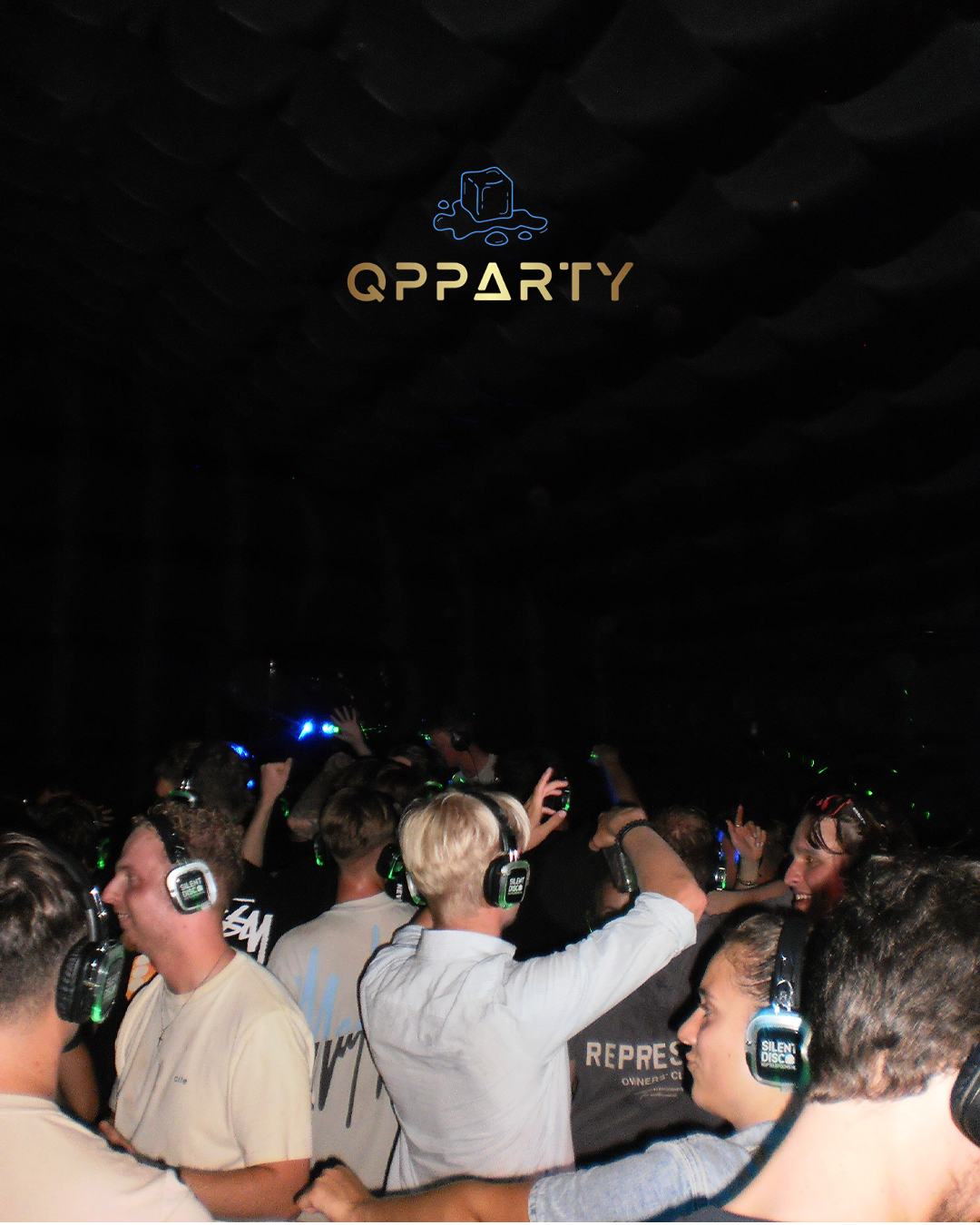 Silent disco evenement met feestgangers in een mega opblaasbare Qpparty tent