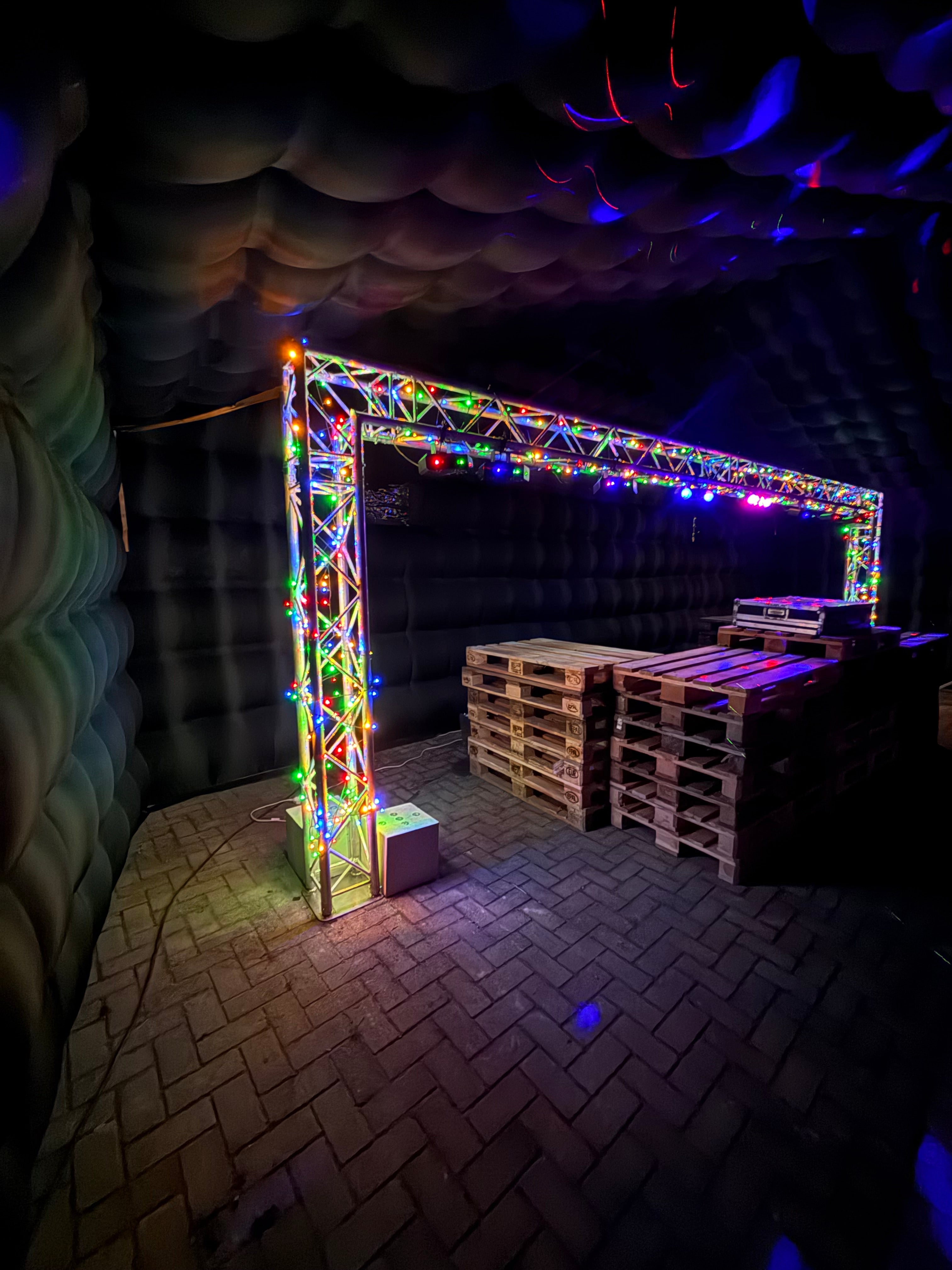 Truss boog met licht in een opblaasbare tent van Qpparty