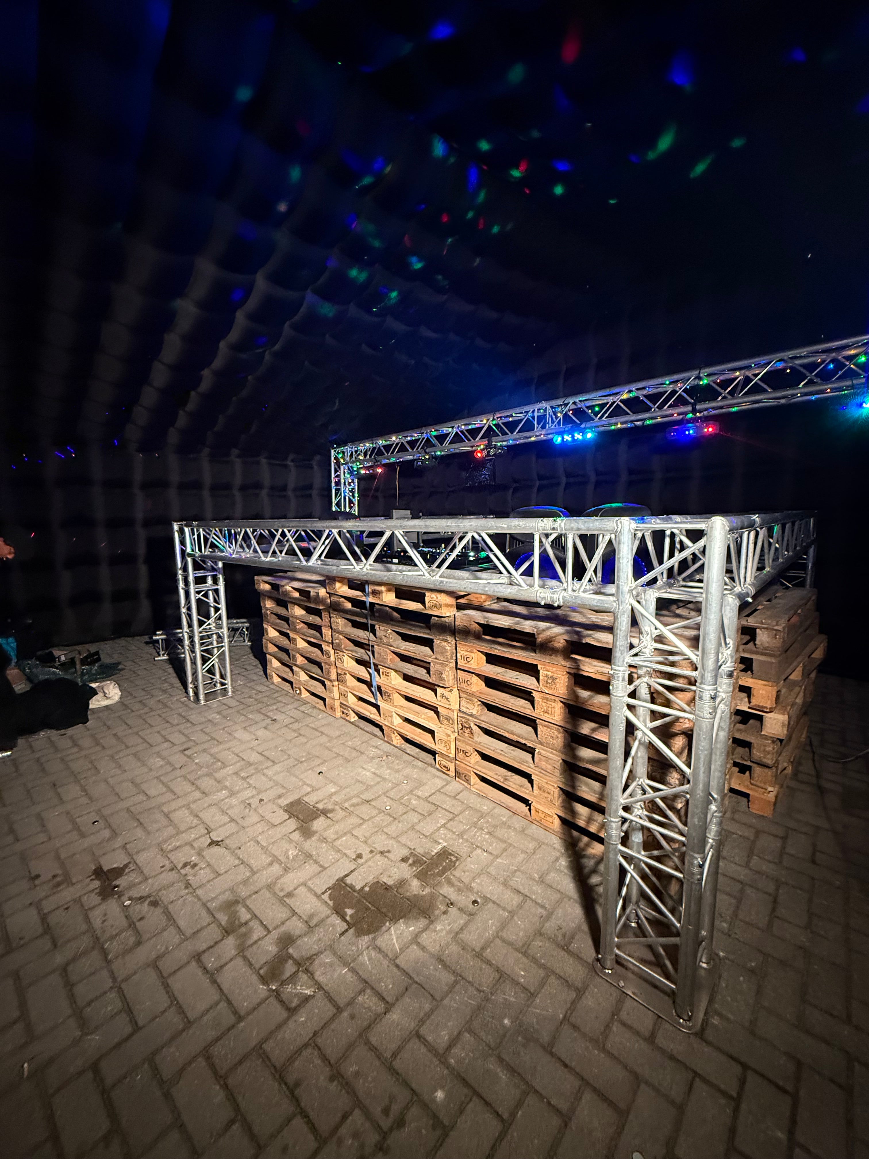 Truss DJ-booth tijdens een evenement in een mega opblaasbare tent van Qpparty
