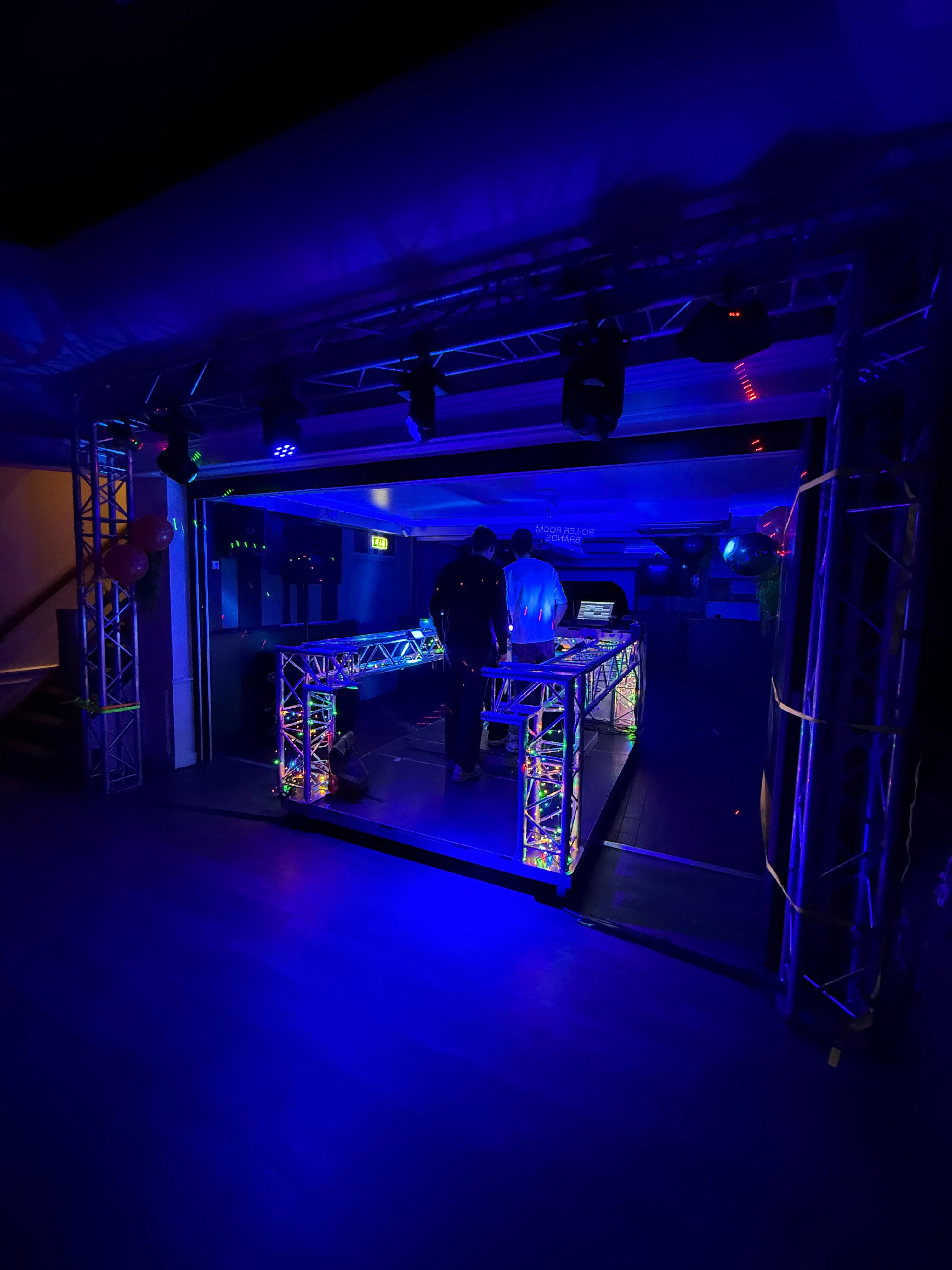 Truss boog en DJ-booth met verlichting verzorgd door Qpparty