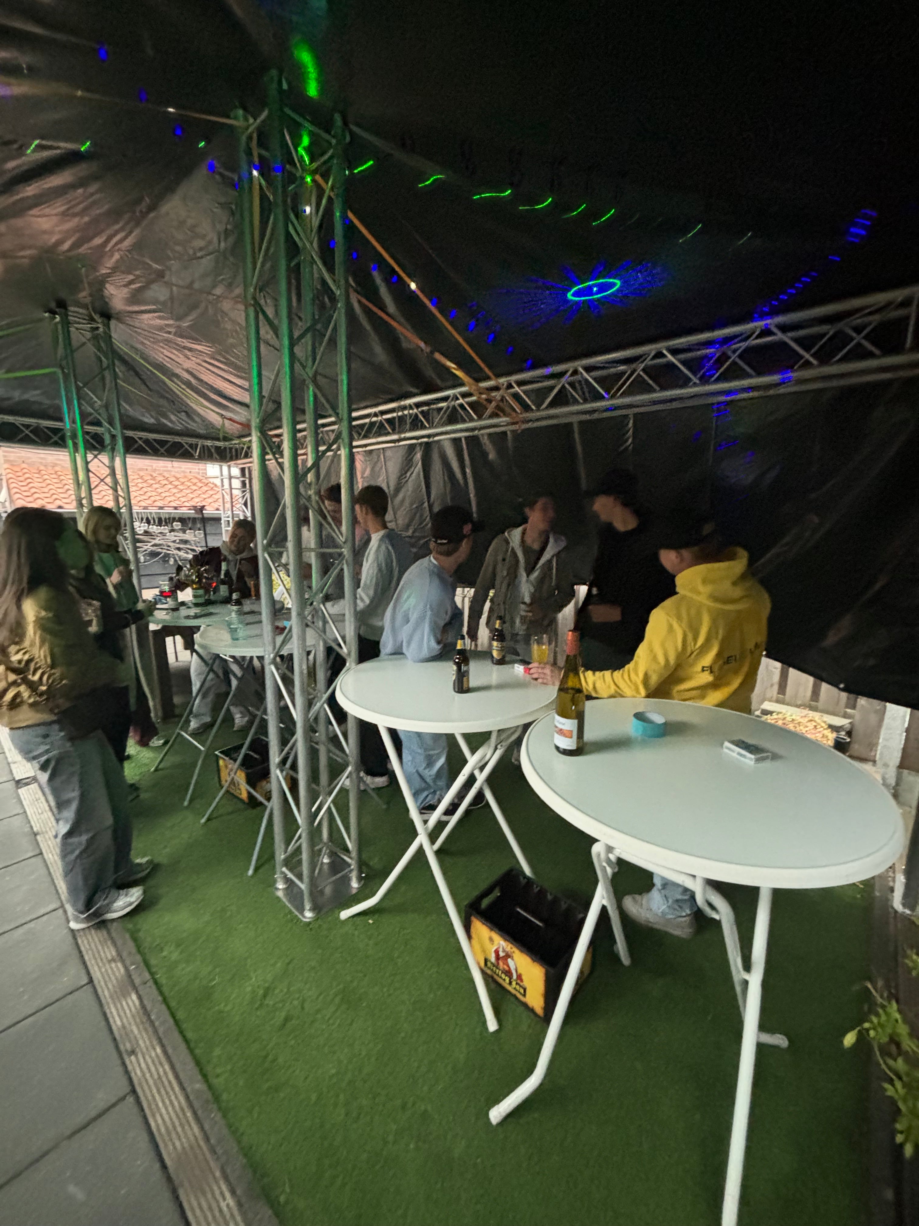 Truss tent met verlichting bij een feest van Qpparty