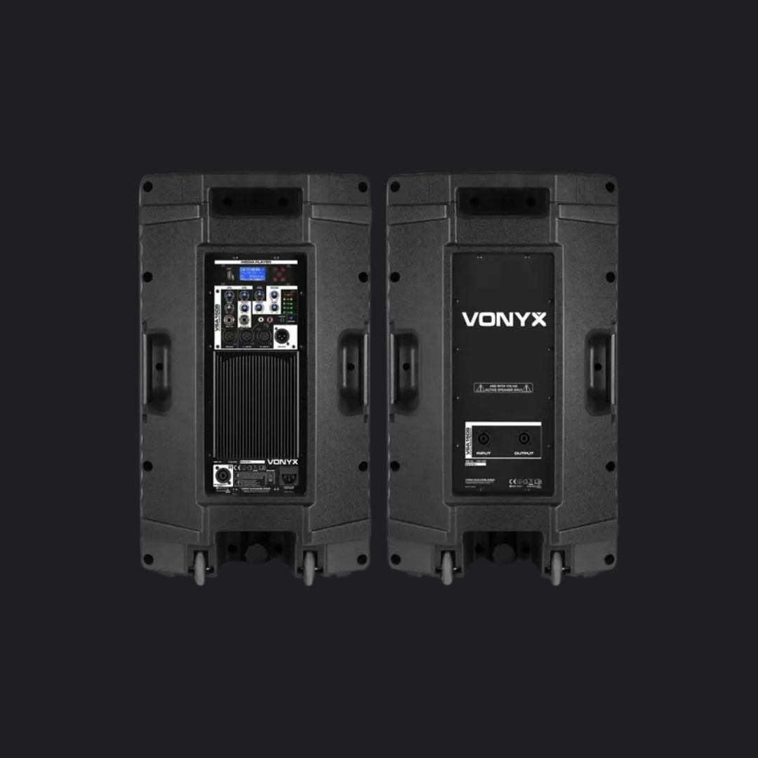 Achterkant van twee 1000 w speakers met het bedieningspaneel en de aansluitingen.