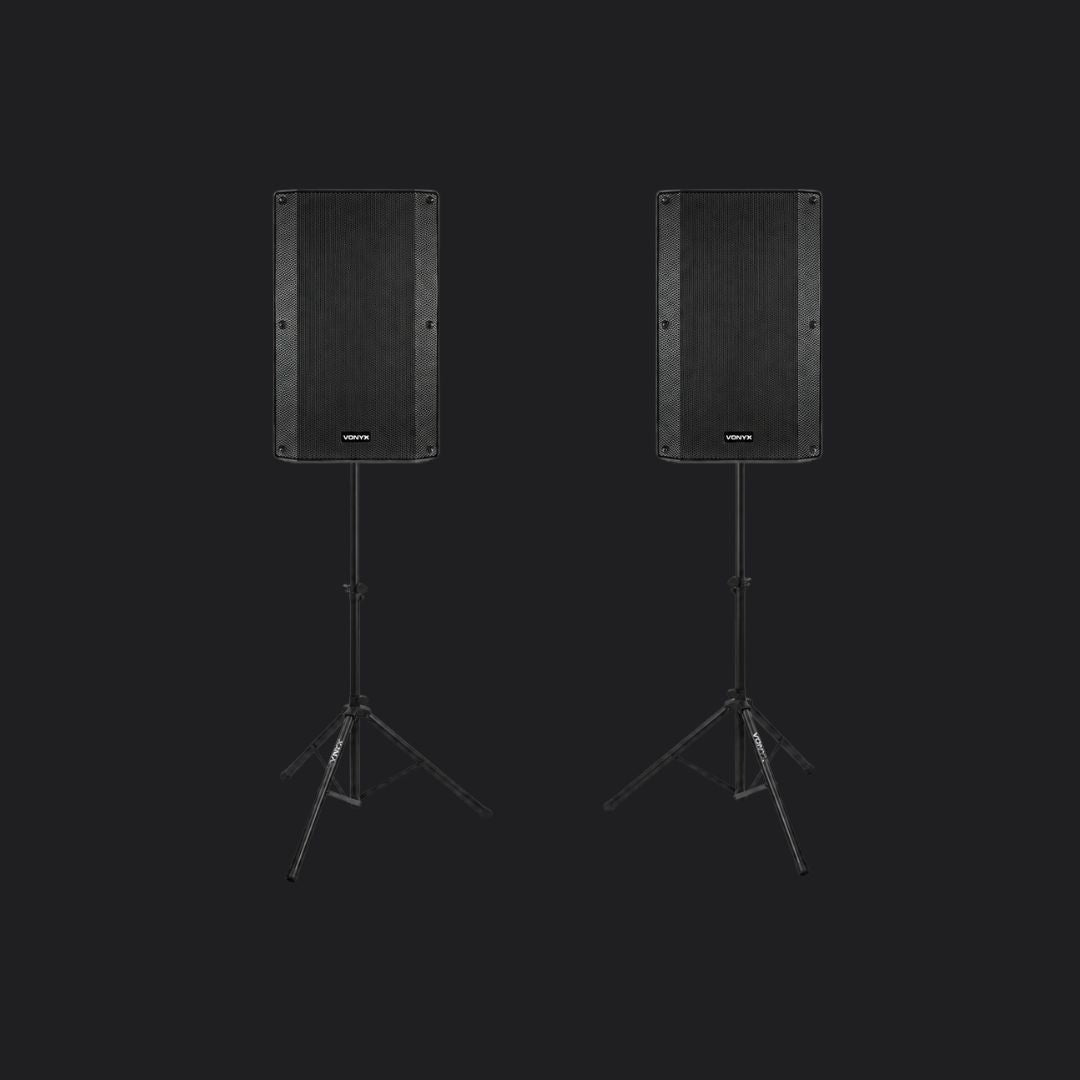 Twee zwarte 1000 w speakers op statieven.