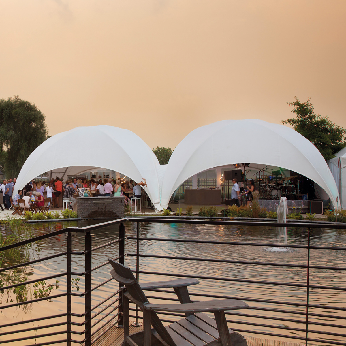 Modulaire witte crossover eventtenten in een buitenomgeving met gasten 