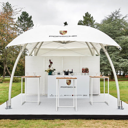 Eventtent ingericht als beursstand in een buitenomgeving