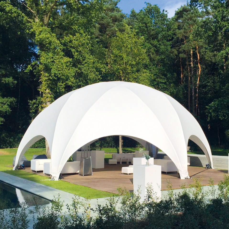 Hexadome eventtent opgesteld voor een buitenfeest